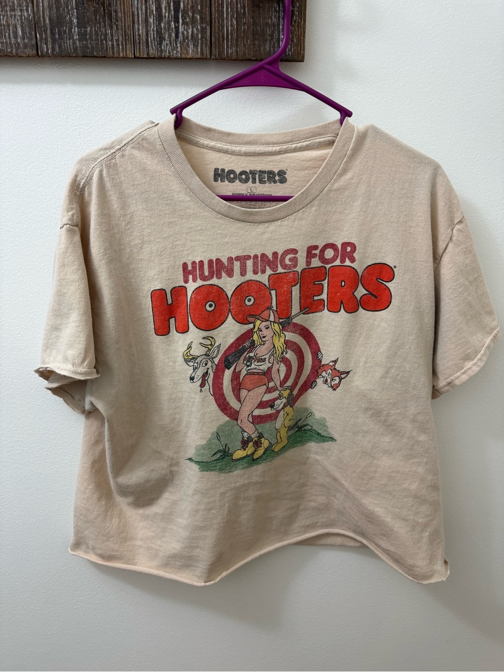 Hooters Beige Tee “Hunting for Hooters” crop top